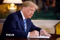 Tổng thống Mỹ Donald Trump ký sắc lệnh tại Nhà Trắng. (Ảnh: THX/TTXVN phát)