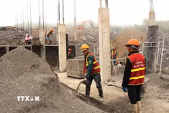 Một số công việc trong ngành xây dựng nằm trong danh mục có yêu cầu nghiêm ngặt về an toàn, vệ sinh lao động. (Ảnh: Minh Tâm/TTXVN)