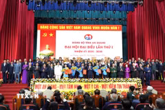 Đại tướng Phan Văn Giang, Ủy viên Bộ Chính trị, Phó Bí thư Quân ủy Trung ương, Bộ trưởng Bộ Quốc phòng, trao các Quyết định nhân sự của Bộ Chính trị và tặng hoa chúc mừng Ban Chấp hành Đảng bộ tỉnh An Giang nhiệm kỳ 2025-2030. (Ảnh: Văn Sĩ/TTXVN)