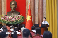 Chủ tịch nước Lương Cường nói chuyện với các nghệ nhân làng nghề tiêu biểu toàn quốc. (Ảnh: Lâm Khánh/TTXVN)