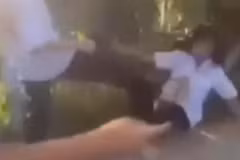 Một số học sinh nữ đánh bạn rồi quay clip tung lên mạng xã hội. (Ảnh cắt từ clip)