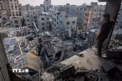 Những ngôi nhà bị phá hủy sau vụ không kích của Israel xuống trại tị nạn al-Shati, phía Tây thành phố Gaza ngày 4/7/2025. (Ảnh: THX/TTXVN)