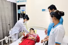 Bác sỹ Bệnh viện Quốc tế City khám cho bệnh nhi người Campuchia trước khi xuất viện. (Ảnh: TTXVN phát)