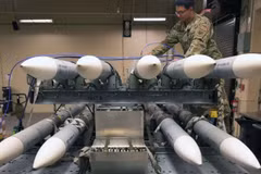 Tên lửa không đối không AIM-120C.