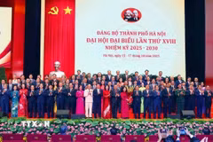 Đồng chí Trần Cẩm Tú, Ủy viên Bộ Chính trị, Thường trực Ban Bí thư tặng hoa Ban Chấp hành Đảng bộ thành phố Hà Nội lần thứ 18, nhiệm kỳ 2025-2030 ra mắt Đại hội. (Ảnh: Văn Điệp/TTXVN)