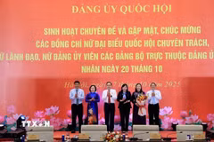 Chủ tịch Quốc hội Trần Thanh Mẫn tặng hoa, chúc mừng các nữ đại biểu Quốc hội trực thuộc Đảng ủy Quốc hội. (Ảnh: Tuấn Anh/TTXVN)