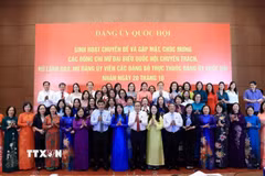 Chủ tịch Quốc hội Trần Thanh Mẫn chúc mừng các nữ đại biểu Quốc hội trực thuộc Đảng ủy Quốc hội. (Ảnh: Tuấn Anh/TTXVN)