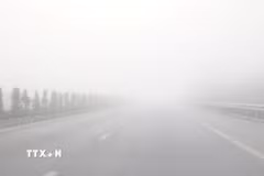 Bắc Bộ sáng sớm có sương mù. (Ảnh: Văn Đạt/TTXVN)