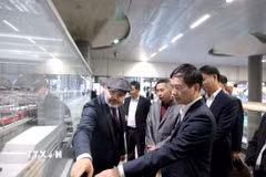 Đoàn công tác thành phố Quảng Ninh khảo sát Nhà ga trung tâm Berlin. (Ảnh: TTXVN phát)