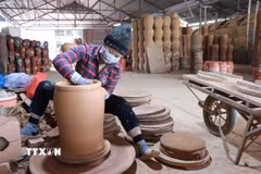 Công đoạn chuốt tạo hình sản phẩm gốm. (Ảnh minh họa: Thanh Thương/TTXVN)
