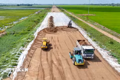 Thi công đắp nền đường dự án thành phần 2 tuyến cao tốc Châu Đốc-Cần Thơ-Sóc Trăng. (Ảnh tư liệu: Thanh Liêm/TTXVN)