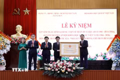 Lãnh đạo xã Vụ Bản đón nhận Bằng xếp hạng Di tích lịch sử cấp Quốc gia. (Ảnh: Thái Thuần/TTXVN)