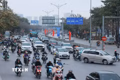 Các phương tiện tham gia giao thông tại Hà Nội. (Ảnh: Hoàng Hiếu/TTXVN)