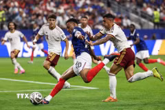 Mbappe bế tắc trước hàng thủ của Tây Ban Nha. (Ảnh: AFP/TTXVN)