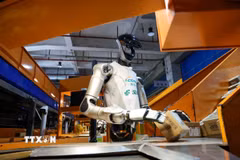 Robot hình người phân loại bưu kiện tại một trung tâm chuyển phát ở thành phố Thâm Quyến, tỉnh Quảng Đông, Trung Quốc. (Ảnh: THX/TTXVN phát)