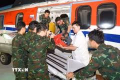 Trực thăng đưa ngư dân bị nạn về đến Bệnh viện Quân y 175, Thành phố Hồ Chí Minh. (Ảnh: TTXVN phát)
