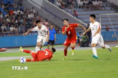 U20 Việt Nam (áo đỏ) buộc phải thắng sau khi để thua U20 Triều Tiên. (Ảnh: Hoàng Hùng/TTXVN)