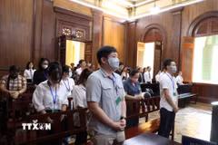 Các bị cáo nghe tuyên án tại điểm cầu trung tâm Tòa án nhân dân Thành phố Hồ Chí Minh. (Ảnh: Hồng Đạt/TTXVN)