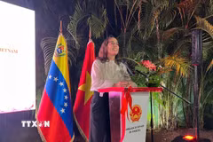 Bà Andrea Corao, Thứ trưởng Bộ Ngoại giao Venezuela phụ trách khu vực châu Á, Trung Đông và châu Đại Dương, phát biểu tại lễ kỷ niệm. (Ảnh: TTXVN phát)