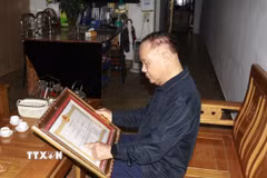 Kỹ sư Vũ Hữu Lê được nhận Huân chương Lao động hạng Nhì, hạng Ba của Chủ tịch nước; Bằng Lao động sáng tạo của Tổng Liên đoàn Lao động Việt Nam cùng nhiều Bằng khen của Trung ương và tỉnh. (Ảnh: Đinh Thùy/TTXVN)