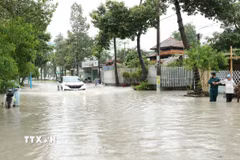 Ngập sau mưa lớn trên đường Hồ Văn Cống, phường Tương Bình Hiệp, thành phố Thủ Dầu Một, tỉnh Bình Dương. (Ảnh: Dương Chí Tưởng/TTXVN)