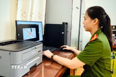 Cán bộ Công an chống thông tin xấu độc liên quan đến bầu cử. (Ảnh: TTXVN phát)