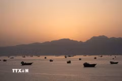 Tàu thuyền di chuyển trên eo biển Hormuz. (Ảnh: Reuters/TTXVN)