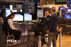 Giao dịch viên trên sàn chứng khoán New York, Mỹ. (Ảnh: THX/TTXVN)