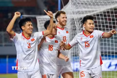 Đội tuyển Việt Nam hướng đến chiến thắng để giữ ngôi đầu bảng. (Ảnh: TTXVN phát)
