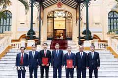 Tổng Bí thư, Chủ tịch nước Tô Lâm và đại biểu cùng 2 Đại sứ mới được bổ nhiệm. (Ảnh: Thống Nhất/TTXVN)