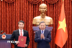 Tổng Bí thư, Chủ tịch nước Tô Lâm trao Quyết định bổ nhiệm Đại sứ đặc mệnh toàn quyền Việt Nam tại Cộng hòa Dân chủ Timor-Leste cho ông Phạm Bình Đàm, Vụ trưởng Ban Thư ký Quốc gia APEC 2027, Bộ Ngoại giao. (Ảnh: Thống Nhất/TTXVN)