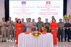 Công an tỉnh Tây Ninh và Ty Công an tỉnh Prey Veng (Campuchia) ký kết biên bản hợp tác phòng, chống tội phạm, bảo đảm an ninh, trật tự khu vực biên giới. (Ảnh: Minh Phú/TTXVN)