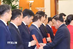 Thường trực Ban Bí thư Trần Cẩm Tú trao Quyết định của Bộ Chính trị, Ban Bí thư về công tác cán bộ. (Ảnh: Phương Hoa/TTXVN)