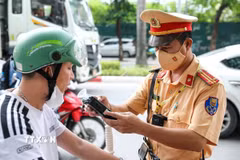 Tổ công tác đội Cảnh sát giao thông số 6 kiểm tra nồng độ cồn với người tham gia giao thông tại tuyến đường Lê Đức Thọ. (Ảnh: Phạm Kiên/TTXVN)