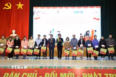 Bà Vũ Việt Trang, Ủy viên Ban Chấp hành Đảng bộ Khối các cơ quan Trung ương, Bí thư Đảng ủy, Tổng Giám đốc Thông tấn xã Việt Nam trao tặng quà cho đoàn viên, người lao động tỉnh Hà Nam. (Ảnh: Đại Nghĩa/TTXVN)