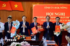 Lãnh đạo tỉnh Đắk Nông trao các quyết định điều động, bổ nhiệm cán bộ, lãnh đạo. (Ảnh: TTXVN phát)