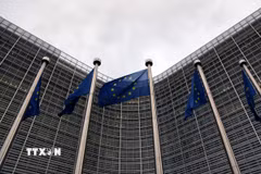 Cờ Liên minh châu Âu tại Brussels, Bỉ. (Ảnh: THX/TTXVN)
