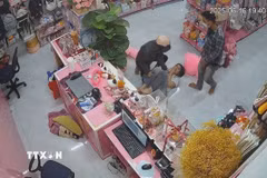 2 đối tượng dùng dao khống chế nhân viên cửa hàng quà tặng cướp tài sản. (Ảnh: TTXVN phát)