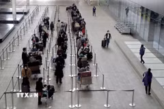 Hành khách tại sân bay Heathrow ở London, Anh. (Ảnh: THX/TTXVN phát)