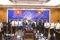 Phó Chủ tịch Ủy ban Nhân dân tỉnh An Giang Lê Văn Phước và Phó Chủ tịch Ủy ban chính quyền tỉnh Champasak Phimphon Phandanuwong ký kết Biên bản ghi nhớ hợp tác giai đoạn 2026-2030. (Ảnh: Xuân Tú/TTXVN)