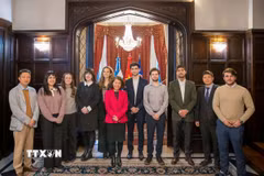 Đại sứ Ngô Minh Nguyệt và nhóm chuyên gia trẻ của Hội đồng Quan hệ Đối ngoại Argentina (CARI). (Ảnh: Thanh Tùng/TTXVN)