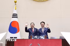 Chủ tịch Quốc hội Trần Thanh Mẫn cùng Chủ tịch Quốc hội Hàn Quốc Cho Jeong Sik tham quan phòng họp của Quốc hội Hàn Quốc. (Ảnh: Doãn Tấn/TTXVN)