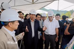 Bộ trưởng Bộ Xây dựng Trần Hồng Minh (đứng giữa) chỉ đạo tại công trình. (Ảnh: Diệp Anh/TTXVN)