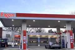 Một trạm bán lẻ xăng dầu của Tập đoàn dầu khí đa quốc gia ExxonMobil (Mỹ) . (Ảnh: Ngọc Quang/TTXVN)
