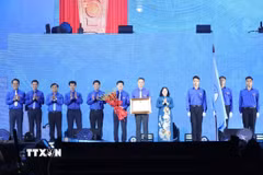 Đồng chí Bùi Thị Minh Hoài, Ủy viên Bộ Chính trị, Bí thư Trung ương Đảng, Chủ tịch Ủy ban Trung ương Mặt trận Tổ quốc Việt Nam trao Huân chương Lao động hạng Nhất cho Trung ương Hội Liên hiệp thanh niên Việt Nam. (Ảnh: Minh Đức/TTXVN)