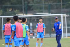 HLV Yutaka Ikeuchi cùng các học trò trên sân tập. (Nguồn: VFF)