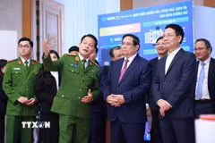 Thủ tướng Phạm Minh Chính tham quan trưng bày về phát triển khoa học, công nghệ, đổi mới sáng tạo và chuyển đổi số. (Ảnh: Dương Giang/TTXVN)