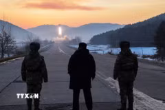 Nhà lãnh đạo Triều Tiên Kim Jong Un giám sát cuộc tập trận phóng tên lửa siêu vượt âm tại Bình Nhưỡng ngày 4/1/2026. (Ảnh: Yonhap/TTXVN)