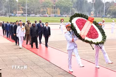 Tổng thống nước Cộng hòa Burundi Évariste Ndayishimiye và Phu nhân đặt vòng hoa và vào Lăng viếng Chủ tịch Hồ Chí Minh. (Ảnh: Minh Đức/TTXVN)