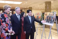 Chủ tịch nước Lương Cường và Phu nhân cùng Nhà Vua Vương quốc Bỉ Philippe và Hoàng hậu Mathilde tham quan Trưng bày ảnh về quan hệ hai nước do Thông tấn xã Việt Nam thực hiện. (Ảnh: Lâm Khánh/TTXVN)
